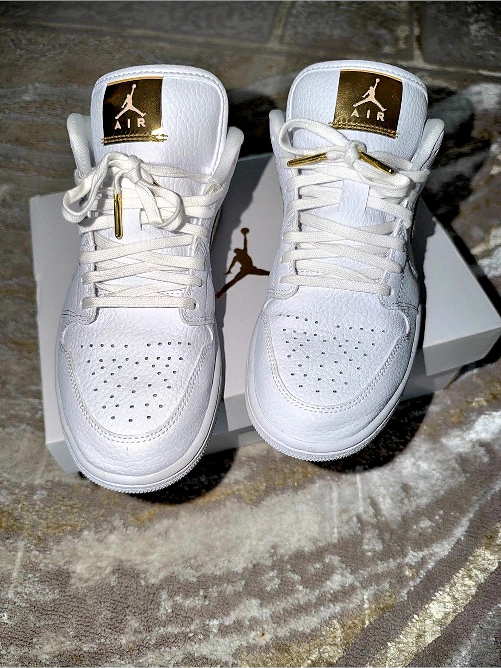 Jordan Air Jordan 1 Low SE White Metallic Gold White & Gold US 8 - Picture 2 of 5